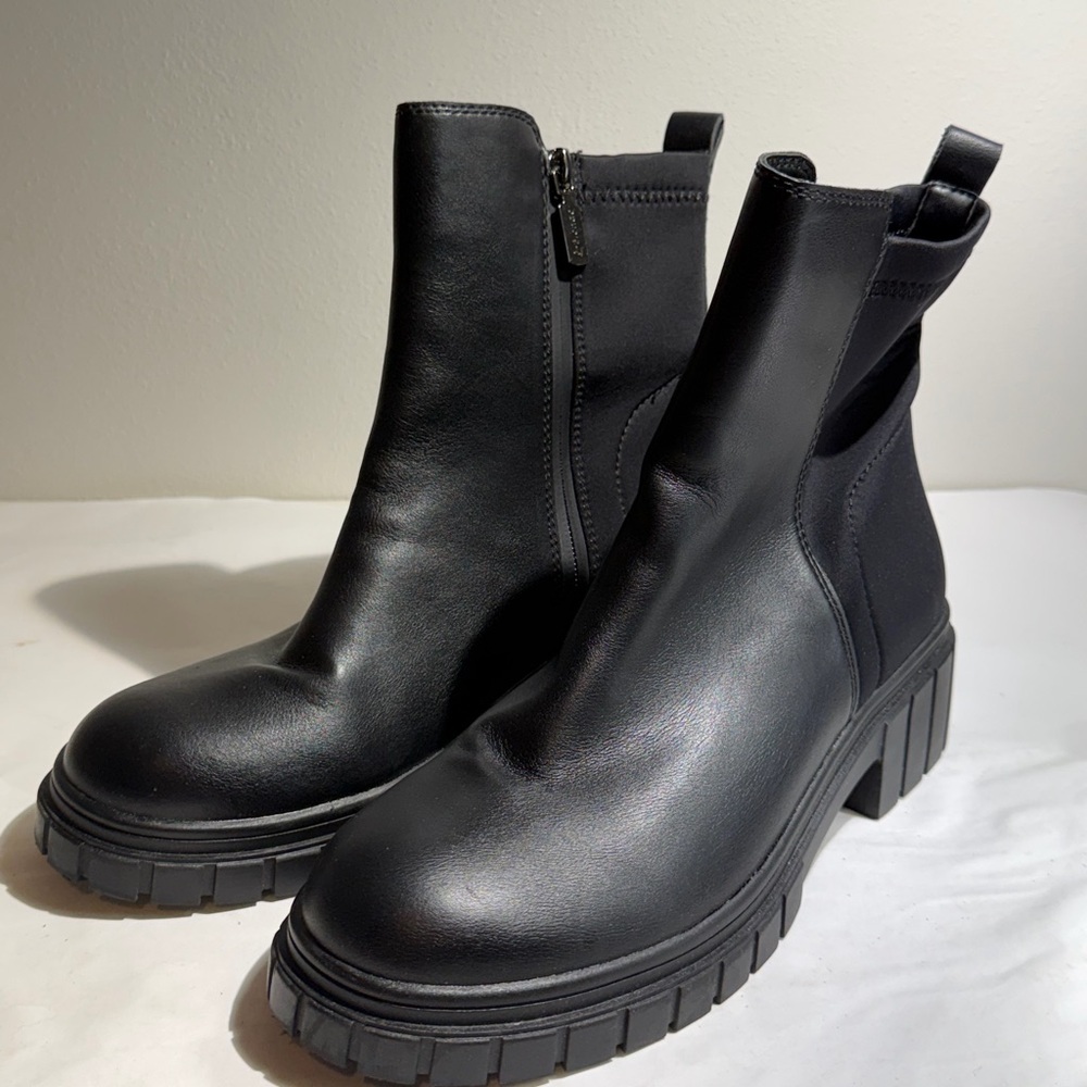 Like new Blondo Black Ankle Booties women’s 8.5